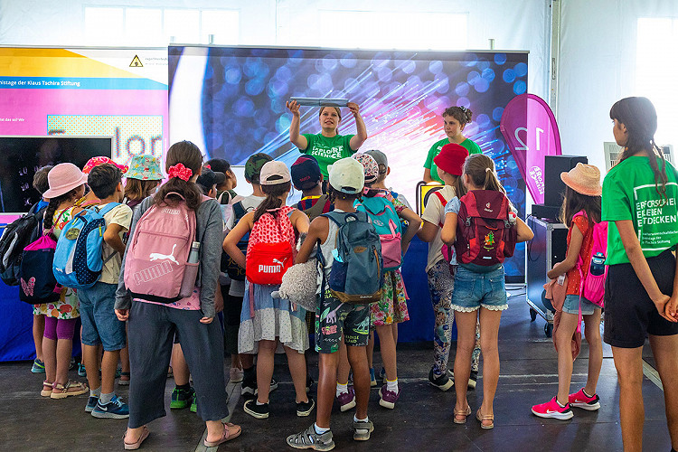 Kinder bestaunen ein Exponat bei der Veranstaltung Explore Science auf der Insel Mainau