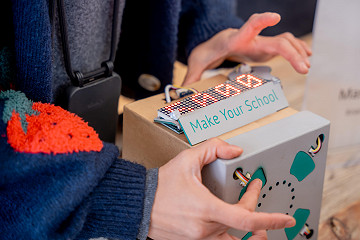 An der Mitmachstation des Projekts Make Your School wurden exemplarische Schüler:innen-Prototypen vorgestellt, die während der Hackdays entstanden sind.