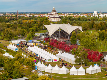 Rund 6.500 Besucher:innen erlebten die Premiere von Explore Science im Magdeburger Elbauenpark mit Mitmachstationen, Workshops und Shows vor der beeindruckenden Kulisse von Jahrtausendturm und Seebühne.