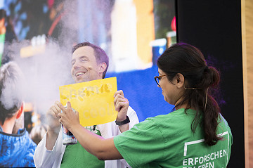 In der interaktiven Experimentiershow erleben Kinder spannende Experimente rund um Chemie und Physik.