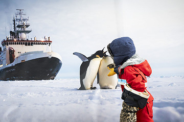 Einblicke in die Polarforschung: Kinder & Jugendliche konnten beim Alfred-Wegener-Institut einen echten Polaranzug anprobieren.